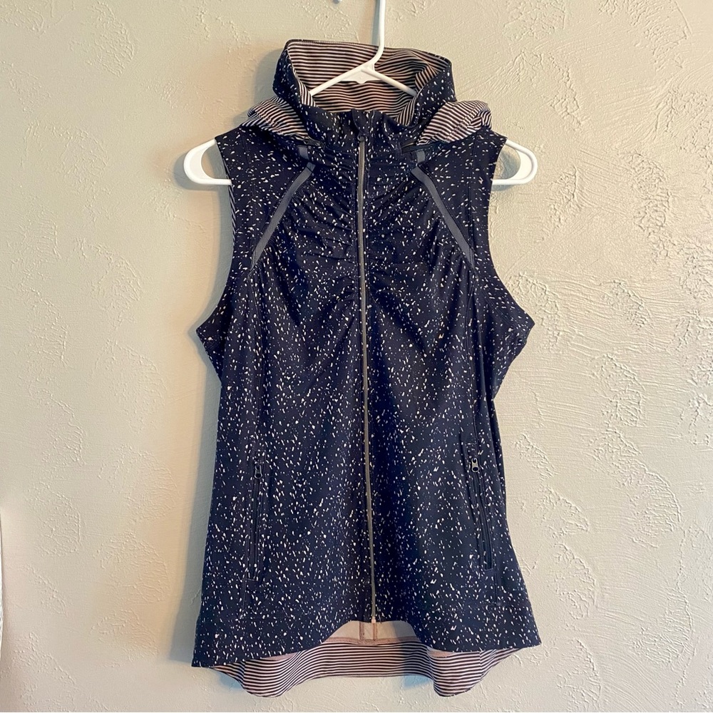 Lululemon Go The Distance Hooded Vest Butterfly Texture Mink Berry Black size 8